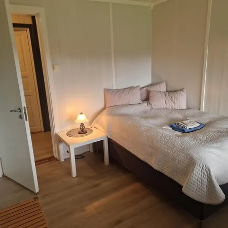 Svale, Privat Og Fredelig